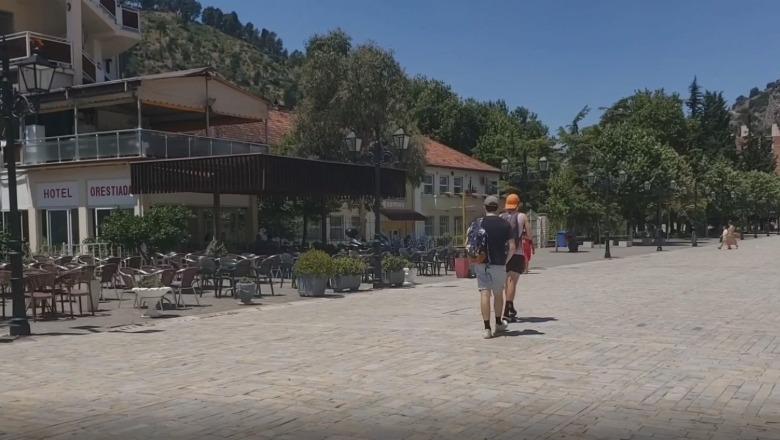 'Në 74 vjet nuk mbaj mend të ketë bërë kaq vapë'' ,Berati përvëlohet nga temperaturat mbi 42 gradë, banorët: E papërballueshme!