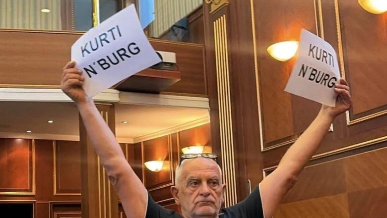 'Kurti n'burg', emigranti proteston brenda sallës së Kuvendit, i heqin pankartat nga duart