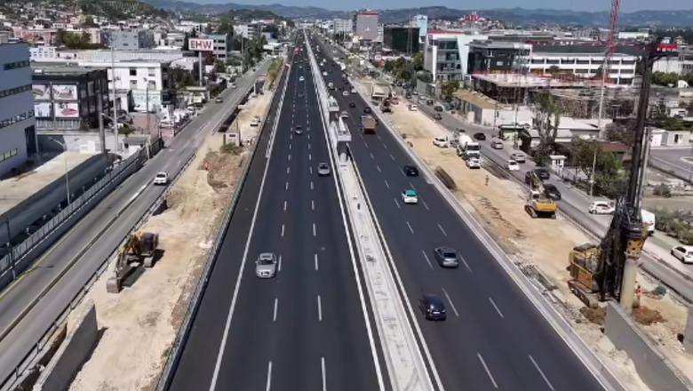 Zgjerimi i superstradës Tiranë-Durrës, ARRSH publikon pamje nga punimet: Vijon ndërtimi i nyjes së re të Laknasit dhe i mbikalimit të ri të Kasharit