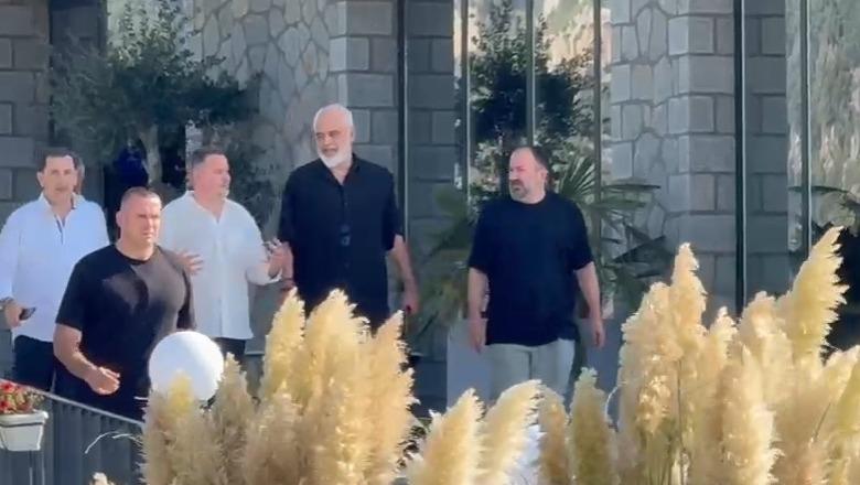 “Territorialja ndez gjakrat”, përplasje të ashpra me 4 kryebashkiakë. Zotkaj I Poliçanit braktis mbledhjen: PS mosmirënjohëse! Rama: Djegia e teserave, paturpësi! Përzë nga mbledhja Julianën e Dimalit