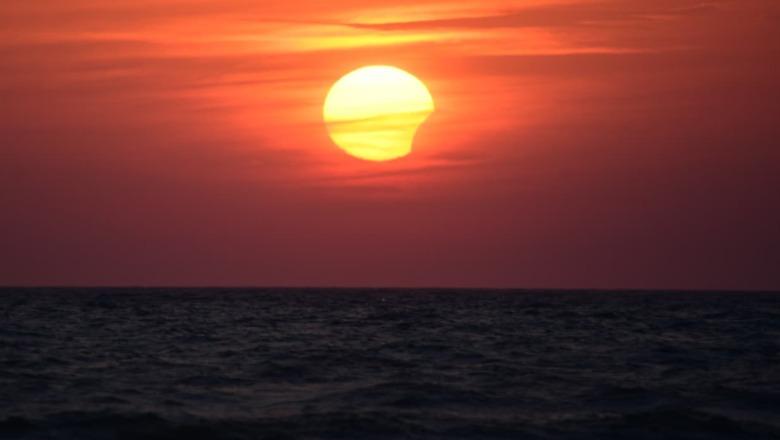 Pamje ‘magjike’ në Tiranë, eklipsi i Diellit ofron spektakël! Shqiptarët ndjekin fenomenin e rrallë natyror! Miliona njerëz në mbarë botën 'të mbërthyer' me sytë nga qielli (VIDEO+FOTO)
