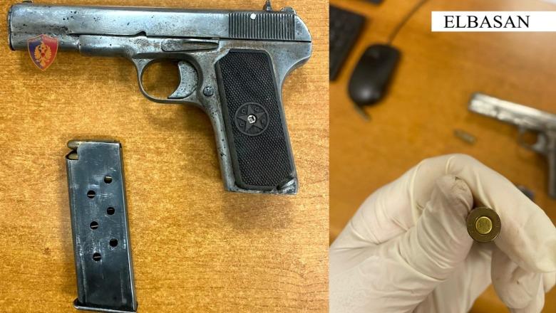 Me pistoletë në çantë, arrestohet 21-vjeçari në Elbasan
