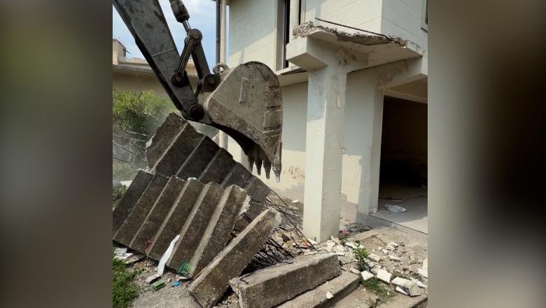 Objektet e ndërtuara përgjatë kanalit të Naunkës, bashkia Vlorë dhe policia bashkiake në aksion për lirimin e hapësirës