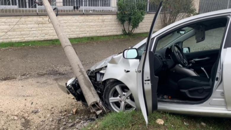Humbi kontrollin e makinës dhe u përplas me shtyllën, ndërron jetë 82-vjeçari në Divjakë