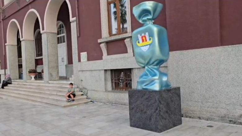 ‘Karamele’ në mes të bulevardit kryesor në Durrës, instalacioni i veçantë para godinës së bashkisë