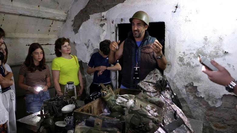 Turistët e huaj kuriozë për tunelet komuniste të Kukësit