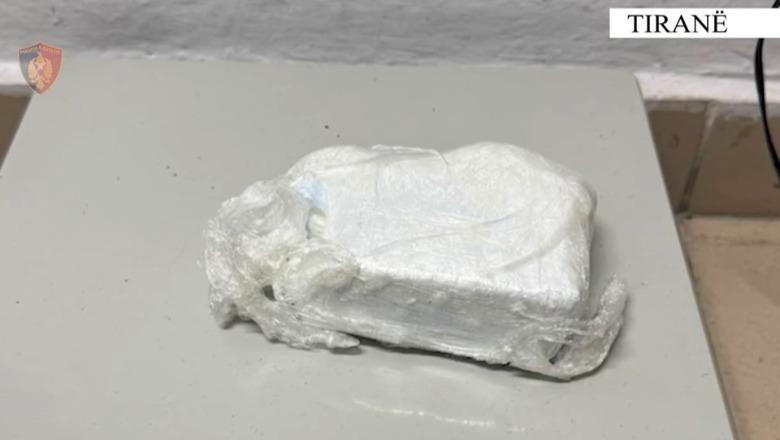 Po i jepte çantën me kokainë, arrestohet 19-vjeçari dhe klienti i tij! Sekuestrohen 252 gramë drogë, 1 ‘BMË’ dhe 3 celularë
