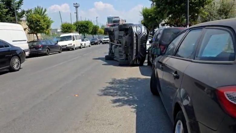 Po nxitonte të çonte vajzën drejt spitalit të Durrësit, shoferi humb kontrollin e makinës dhe përmbyset në mes të rrugës