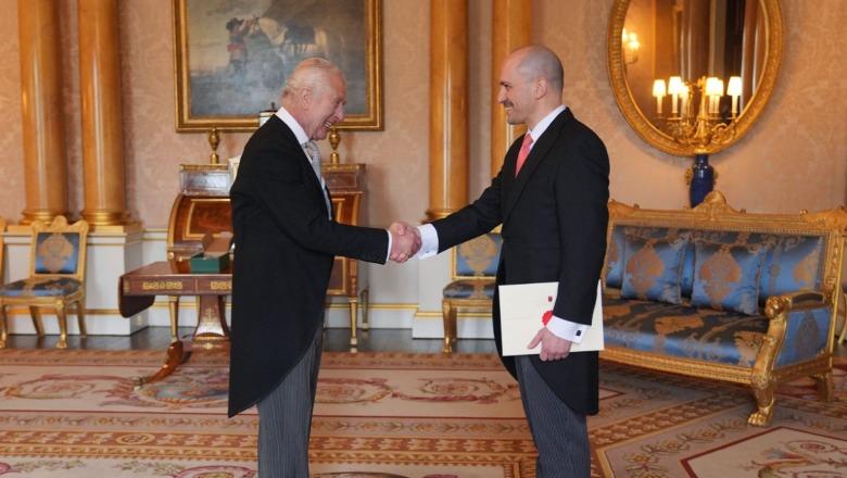 Ambasadori shqiptar në Angli sulmon të djathtën britanike për 'fiksimin e pakontrolluar' me valën e emigrantëve shqiptarë të vitit 2022