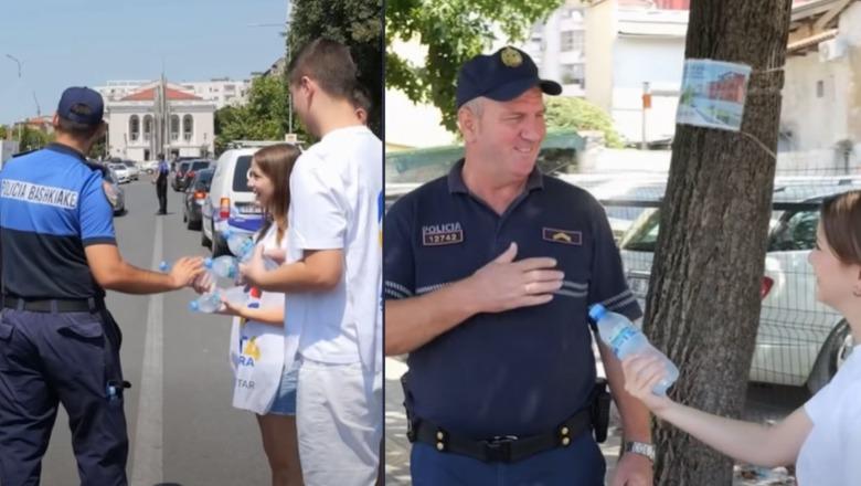 Shkodër/ Të rinjtë shpërndajnë shishe me ujë për policët: Faleminderit që mbroni qytetin! Mesazh banorëve: Përdorni më pak makinat dhe më shumë biçikletat