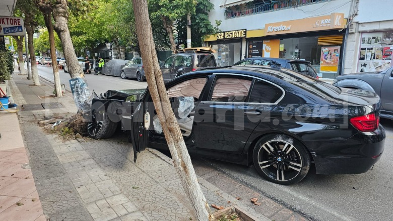 FOTOLAJM/ Aksident në Sarandë, makina përplaset me pemët