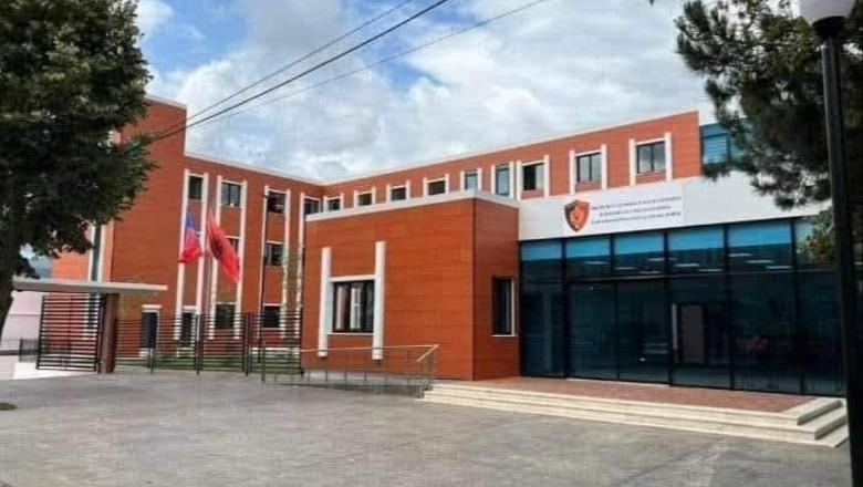 Rrahu kunatën, nipi e kërcënon me armë! Arrestohet xhaxhai, në kërkim 19-vjeçari, 3 nën hetim