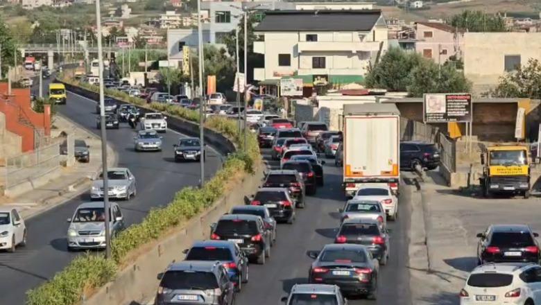 Trafik i rënduar në Durrës, automjetet krijojnë radhë të gjata