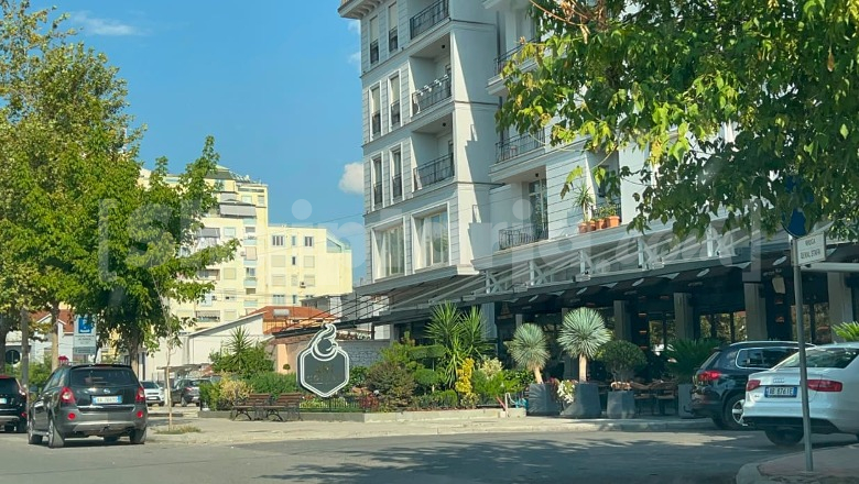 Atentat i dështuar në Elbasan/ Tentoi të vriste një qytetar në një lokal por i ngeci arma, shpallet në kërkim