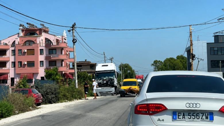 Përplasen kamioni dhe BMW-ja, rëndohet trafiku në aksin Durrës-Shijak