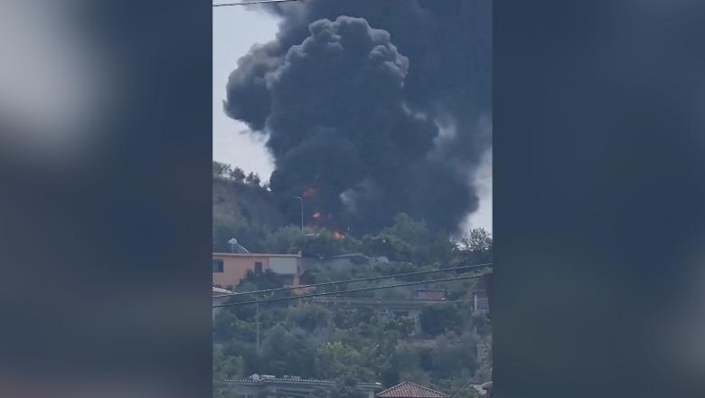 Digjet autobusi pranë kalasë së Beratit, tymi i dendur mbulon zonën (VIDEO)