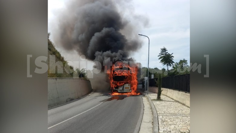 Po ngjitej drejt kalasë së Beratit, përfundon në flakë autobusi me turistë! Nuk ka të lënduar (VIDEO)