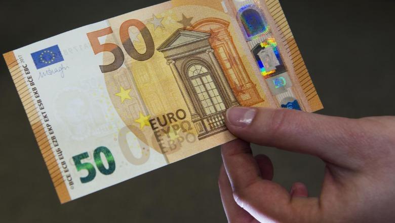 U ndalua për shkelje trafiku në Gjakovë, 36 vjeçari nga Tirana tenton të korruptojë policët me 50 euro, arrestohet në vend (EMRI)