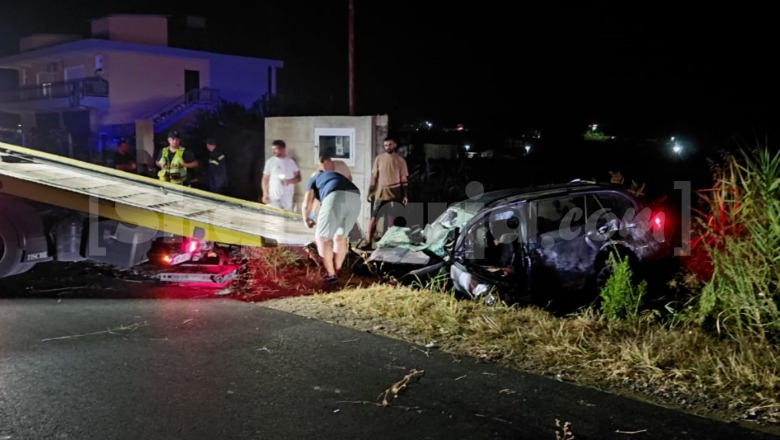 Aksident tragjik në Durrës/ Humbi kontrollin e makinës dhe u përplas me bordurën, ndërrojnë jetë tre të rinjtë! Mes tyre edhe një 15-vjeçar
