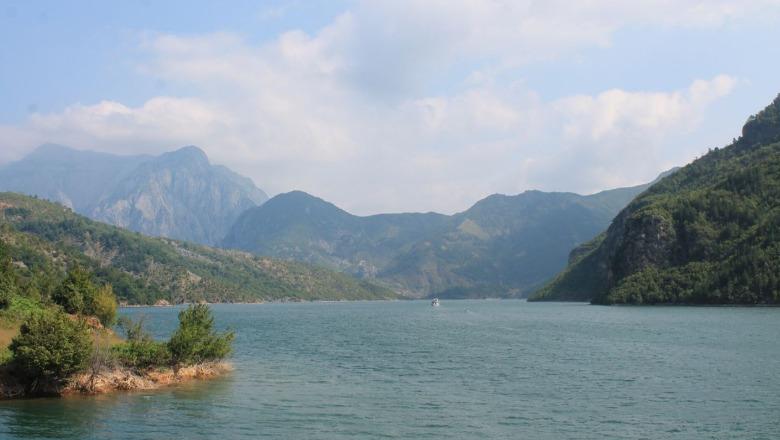 Përplasen 2 skafe në liqenin e Komanit, raportohet për disa persona të lënduar