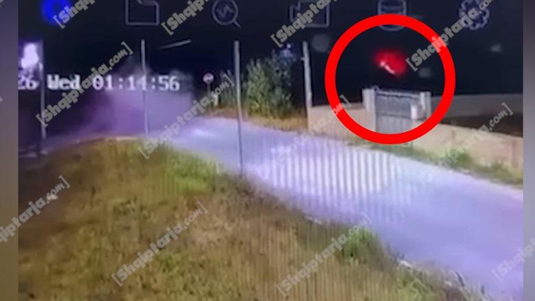 Humbën jetën çifti i sapomartuar dhe një i mitur, Report Tv siguron pamjet nga momenti i aksidentit tragjik në Durrës! Makina me shpejtësi përplaset me bordurën (VIDEO)