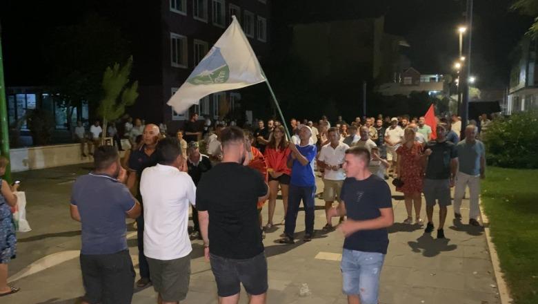 ‘Territorialja’/ Banorët e Divjakës për të 20-ën mbrëmje në protestë, kundërshtojnë shkrirjen me Bashkinë e Lushnjës: Po na heqin identitetin!