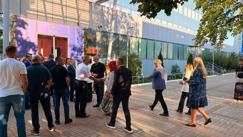 Kriza politike në Kosovë/ PDK i bllokon sërish derën Kurtit para qeverisë! Deputetëve opozitarë u bashkohen Aleanca dhe asamblistët e Vushtrrisë