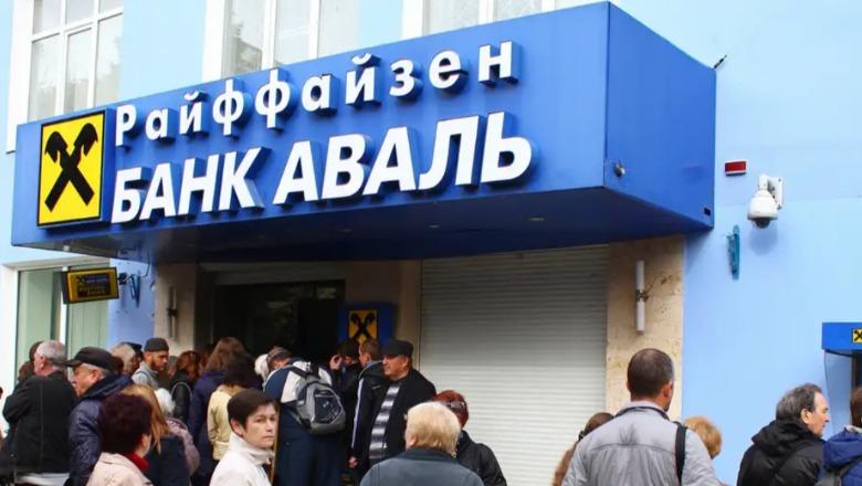 Rusët tërheqin miliarda nga llogaritë e tyre bankare