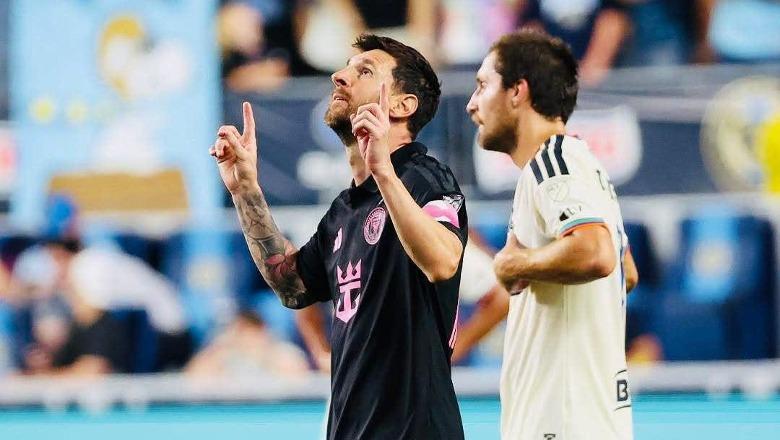 VIDEO/ Me duart drejt qiellit për të atin e ndjerë, Lionel Messi rikthehet në fushë dhe shënon pas tragjedisë familjare