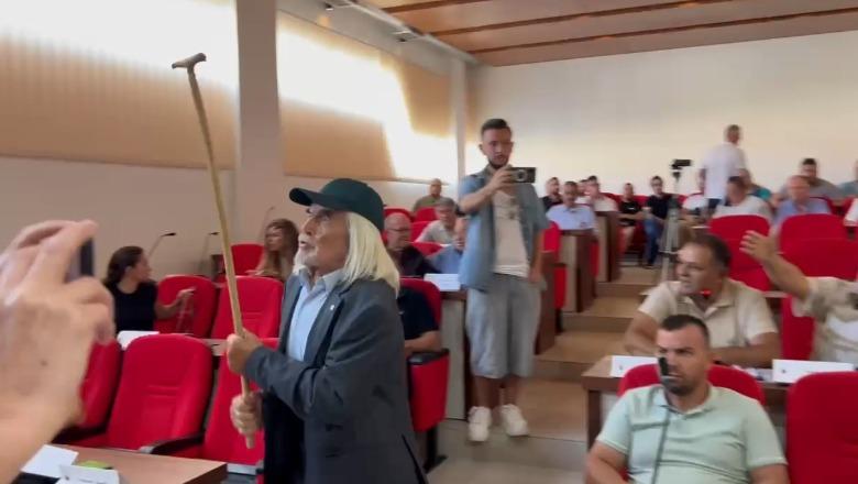 ‘Territorialja’, socialistët braktisin mbledhjen e këshillit bashkiak Maliq, tensione nga opozita e qytetarët: Ulu atje!