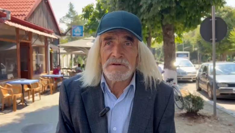 Maliq/ Protestë me bastun, 80-vjeçari: PS na preu në besë! Ranë dakord që të mos e shkrinin bashkinë, por ikën nga Këshilli!