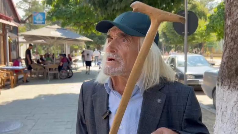 Ndaloi me bastun kryetarin e këshillit në Maliq, i moshuari: Bashkinë Maliq nuk e mbyllin dot! Më indinjuan ata që u larguan