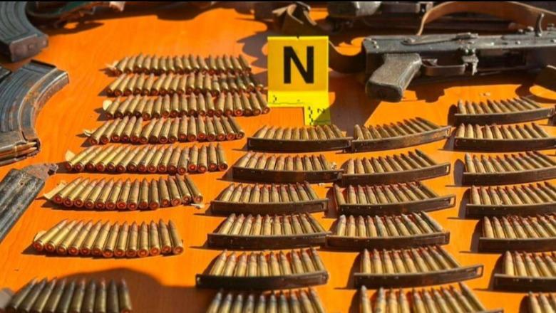 Mitralozë, automatikë, granata e uniforma serbe, Policia e Kosovës zbulon një arsenal masiv armësh në veri, Sveçla: Ndërkombëtarët të rrisin presionin ndaj Serbisë!