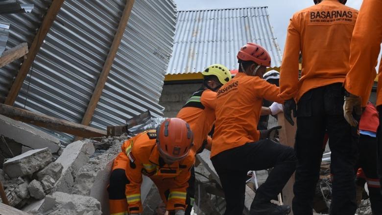 Tërmeti me magnitudë 7.7 e groposi nën rrënojat e shtëpisë, gjendet e gjallë 84-vjeçarja në Indonezi