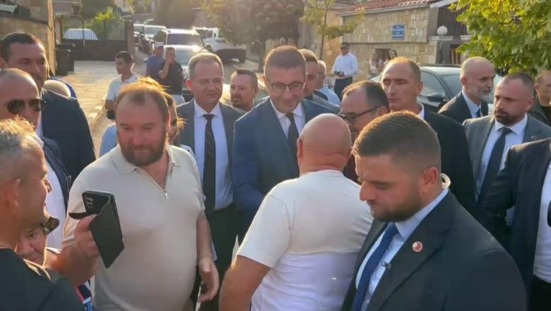 Mickoski dhe Kolefksi nuk përdorin termin zyrtar, përmendin vetëm Maqedoni