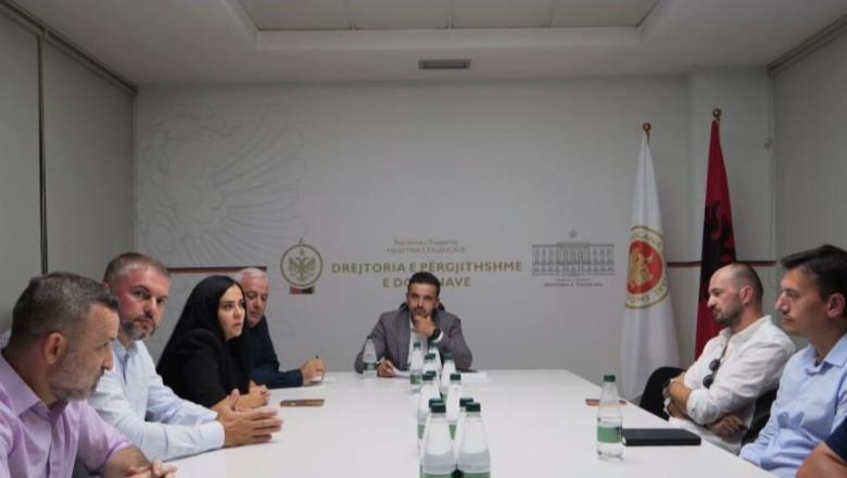 Doganat dialog me operatorët ekonomikë për zbatimin e sistemit të përmirësuar të pullave fiskale
