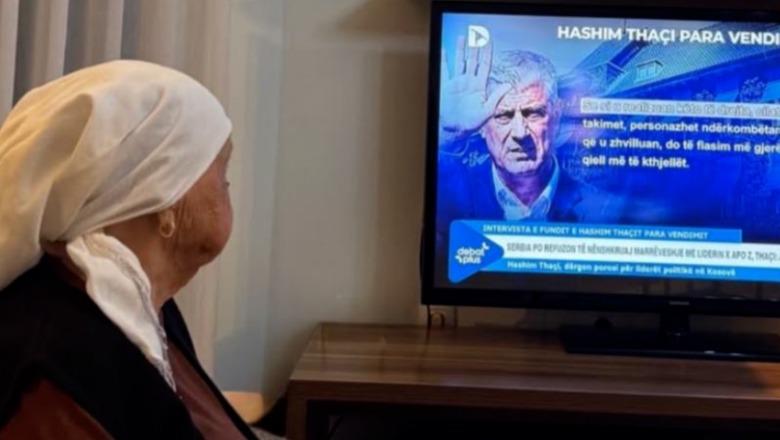 ‘Asnjë derë burgu nuk mund ta ndajë nënën nga djali’, i biri i Hashim Thaçit publikon gjyshes duke ndjekur intervistën e ish-presidentit të Kosovës