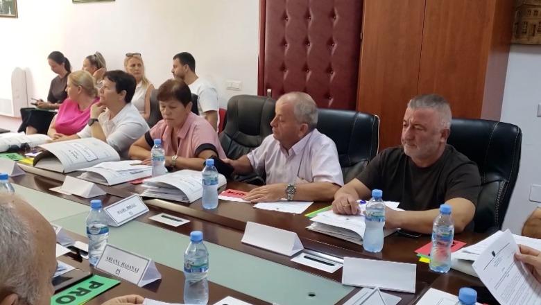 'Territorialja'/ Këshilli i Poliçanit i thotë ‘jo’ bashkimit me Beratin! Cërriku ende pa vendimmarrje: Dëgjesa me komunitetin