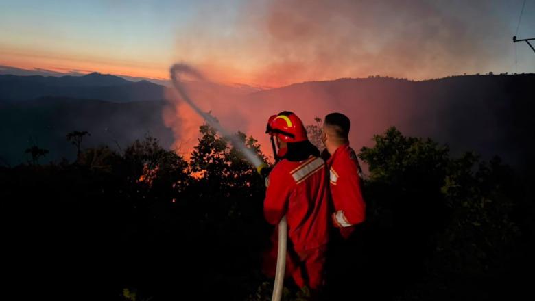Zjarret/ Angazhohen 2 helikopterë për vatrën në Gojan të Pukës, vijojnë operacionet në Tenë të Rrëshenit e Shtuf (VIDEO)