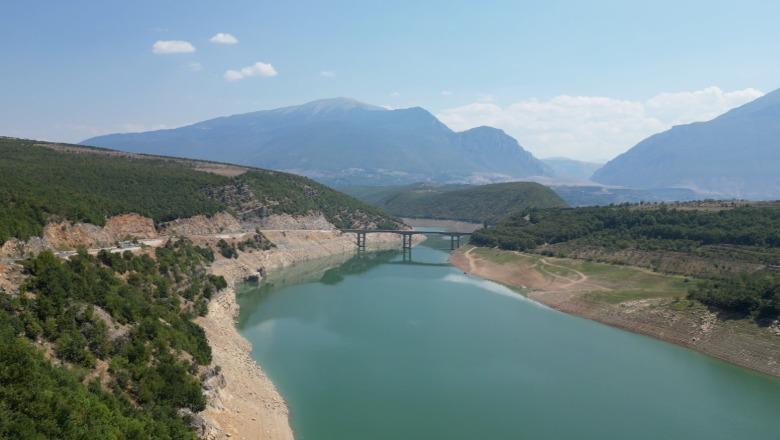 Bie me 18.5 metra niveli i ujit në liqenin e Fierzës, shkak thatësira dhe temperaturat