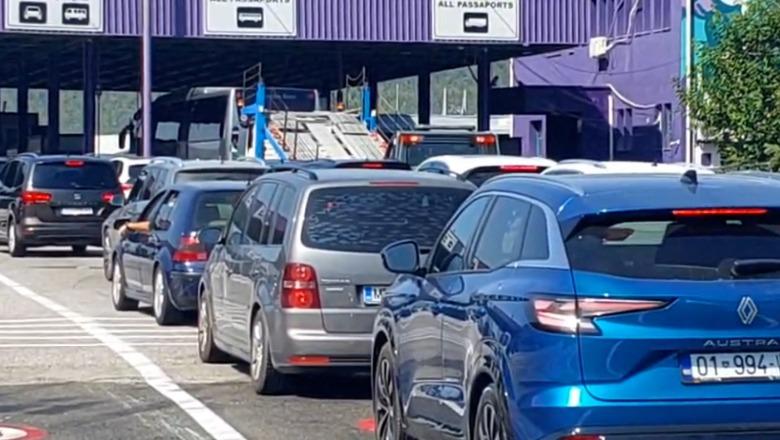 Në pikun e sezonit, qytetarët nga Kosova vijojnë të zgjedhin bregdetin shqiptar për të kaluar fundjavën