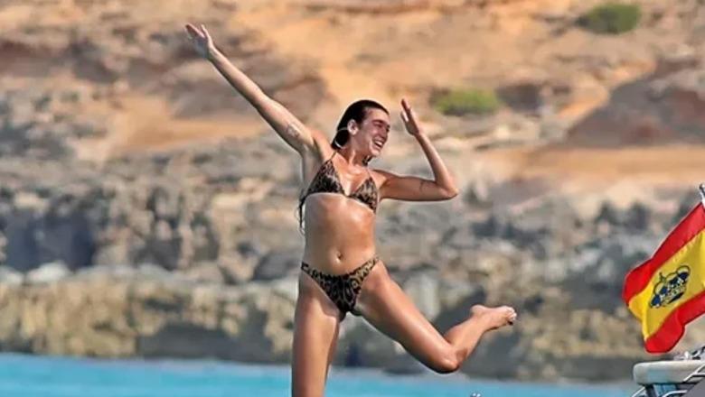 Dua Lipa feston ditëlindjen e 31-të, mes pushimeve luksoze në Ibiza me familjarët dhe shoqërinë