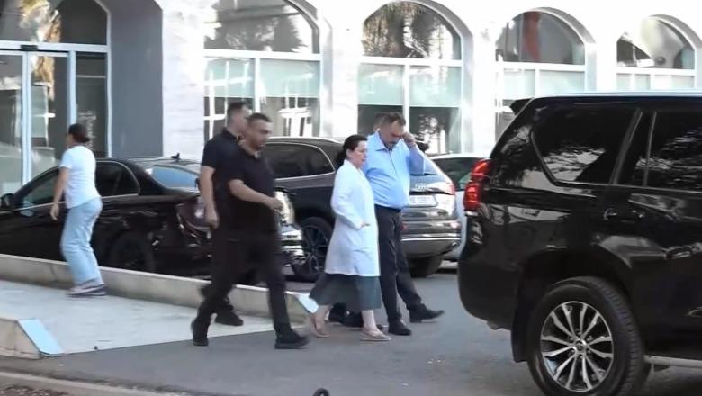Ministri Nufi viziton te ‘Trauma’ ushtarin e plagosur gjatë operacionit për shuarjen e flakëve në Mirditë, Report Tv siguron pamjet