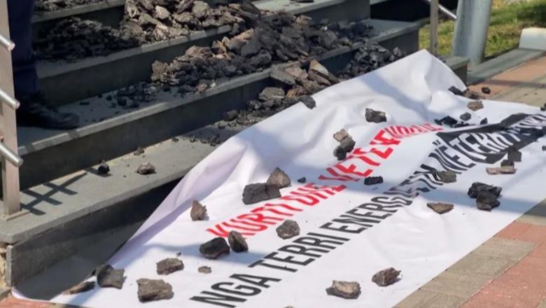 AAK zbarkon me thasë qymyri para Qeverisë së Kosovës, mesazhi për Kurtin: Po e çon vendin nga terri energjetik në terrin politik!