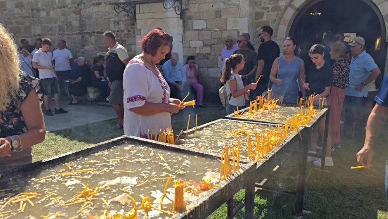 Fier/ Festa e Shën Kozmait, mbledh pelegrinë nga i gjithë vendi në Kolkondas! Të pranishëm edhe besimtarë nga Greqia