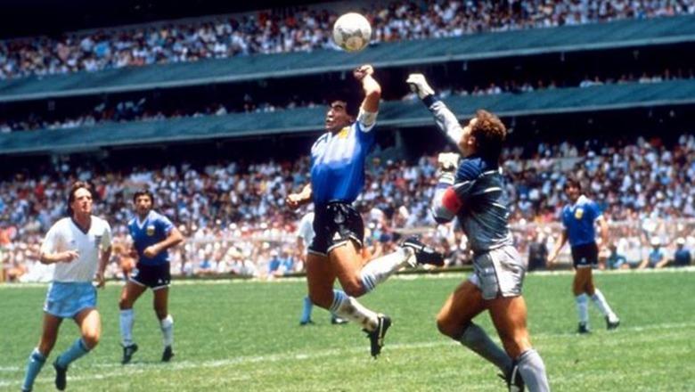 Maradona shënoi golin e 'Dorës së Zotit' në vitin 1986, topi i famshëm shitet në ankand për 3.35 milionë dollarë