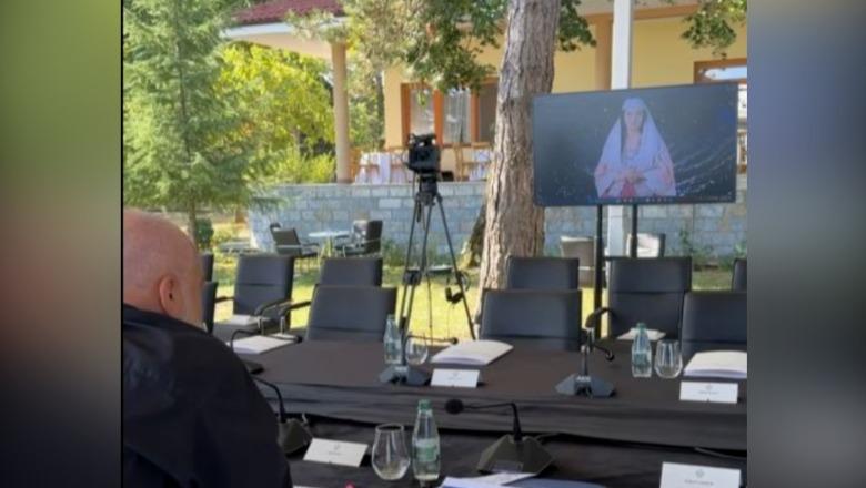 Diella ‘prezente’ në mbledhjen e ministrave në Pogradec! Rama e ‘provokon’: Kumbaro ministre e Ujit....