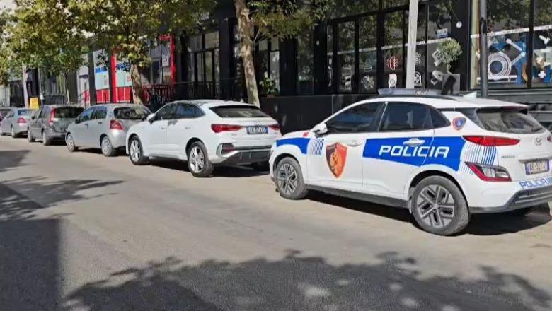 Vidhet me dhunë marketi në Durrës, 26-vjeçari kap arkëtaren për flokësh dhe e detyron t’i dorëzojë paratë e xhiros! Në kërkim nga Policia
