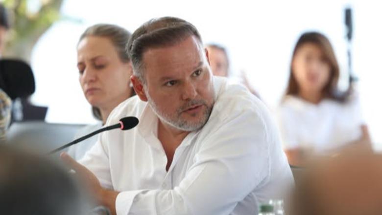Ervin Demo ndan pamjet nga mbledhja e kabinetit në Pogradec: Shërbimi ndaj qytetarit, matësi i vetëm i çdo institucioni!