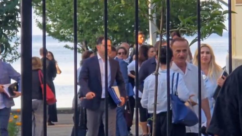 Pas më shumë se 7 orësh diskutime, përfundon mbledhja e qeverisë në Pogradec, ministrat largohen me dosje në duar